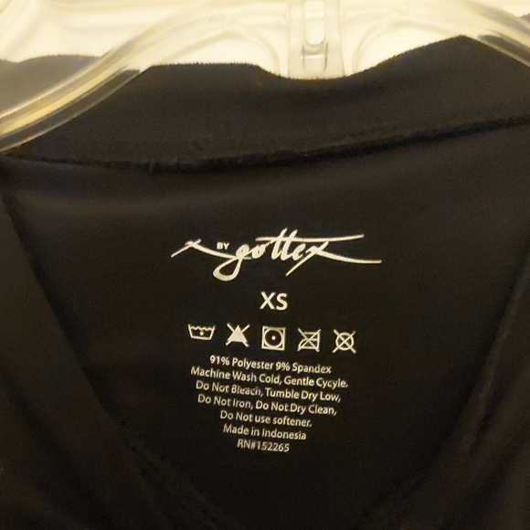 X By Gottex Black Short Sleeve Women's Workout Top With Cutout Size XS - Picture 2 of 2